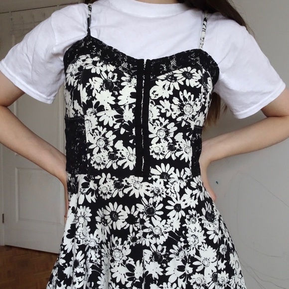 BLACK AND WHITE DAISY DRESS - Picture 3 of 5